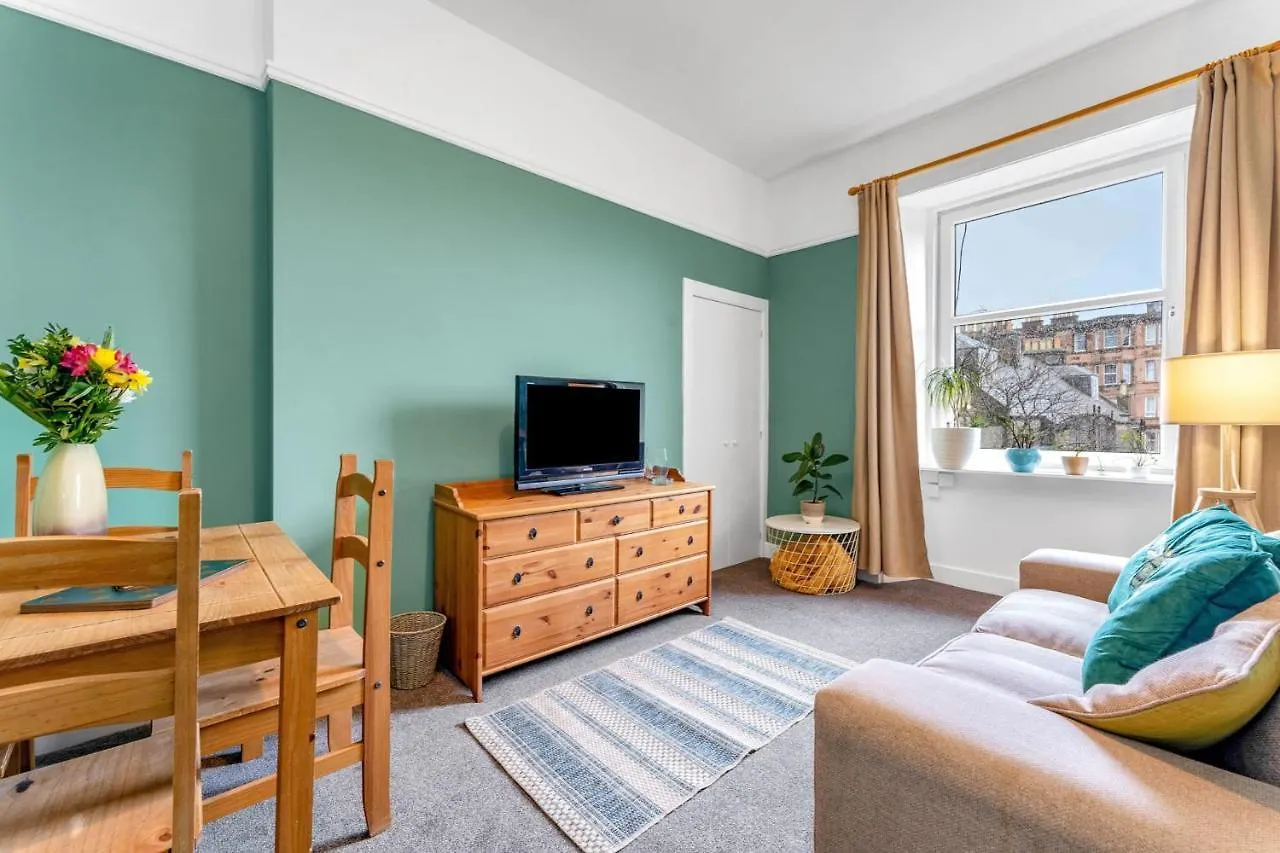 Bright And Quiet Edinburgh Home