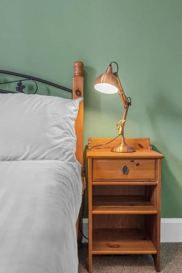 Bright And Quiet Edinburgh Home 아파트
