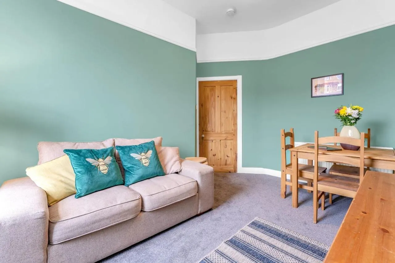Bright And Quiet Edinburgh Home 0*,