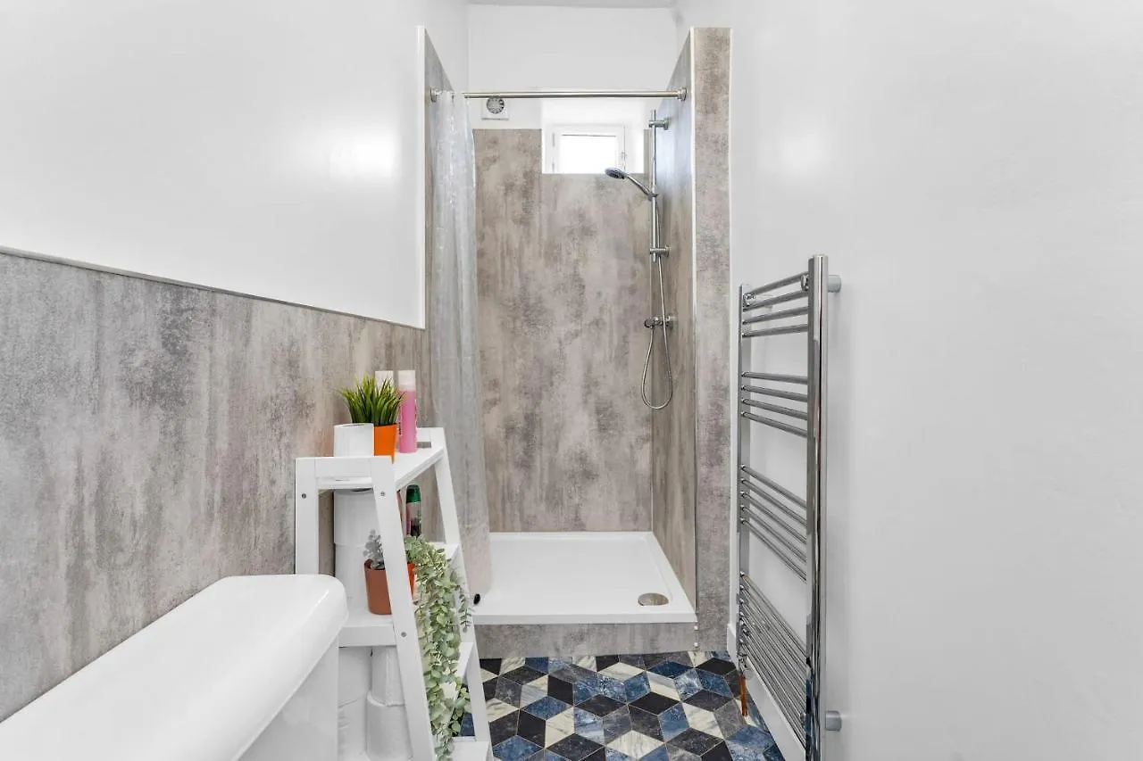 Bright And Quiet Edinburgh Home 아파트